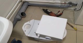 Установка напольного унитаза в Рассказово: монтаж под ключ от СантехДомРсз от 5080 рублей.